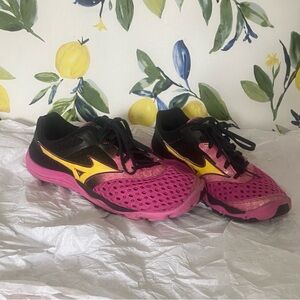 Mizuno Black and Pink Women’s Athletic Running Shoes size 6.5 Workout Sneakers